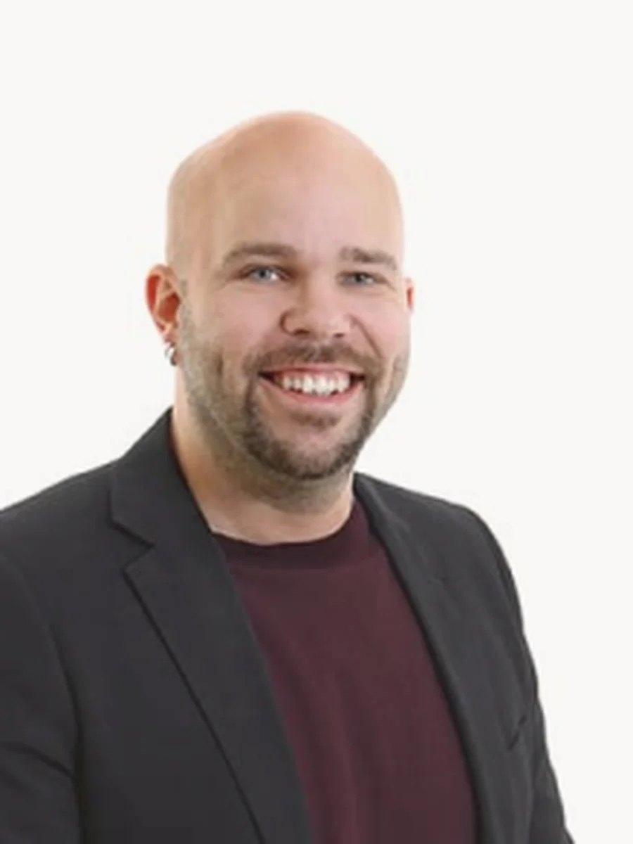 Urmakaren Ingemar Forsberg i arbetet